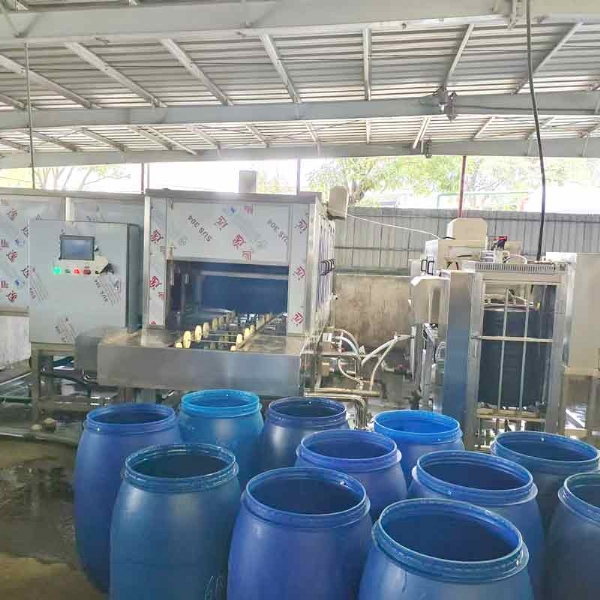广东德美精细化工集团股份有限公司隧道式洗桶机，桶盖清洗机使用现场